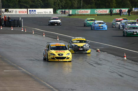Det resulterede i at både Michel Nykjær (SEAT) og Michael Outzen (BMW) lige måtte afprøve deres talenter på glatføre banen.
(Foto: Finn Bojer)